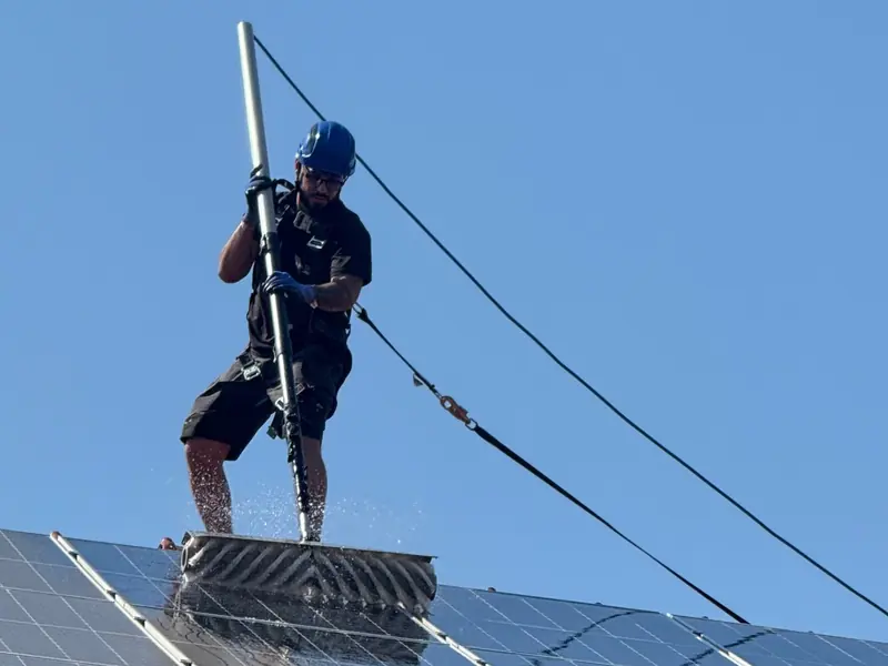 Asta telescopica al lavoro sui pannelli