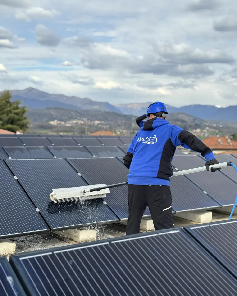 Operatore Dama Solar Clean al lavoro su un impianto